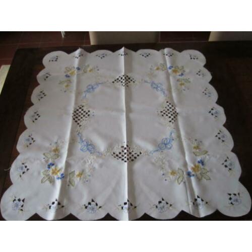 dekservet / tafelkleed 84 x 84 cm. borduursel open werk