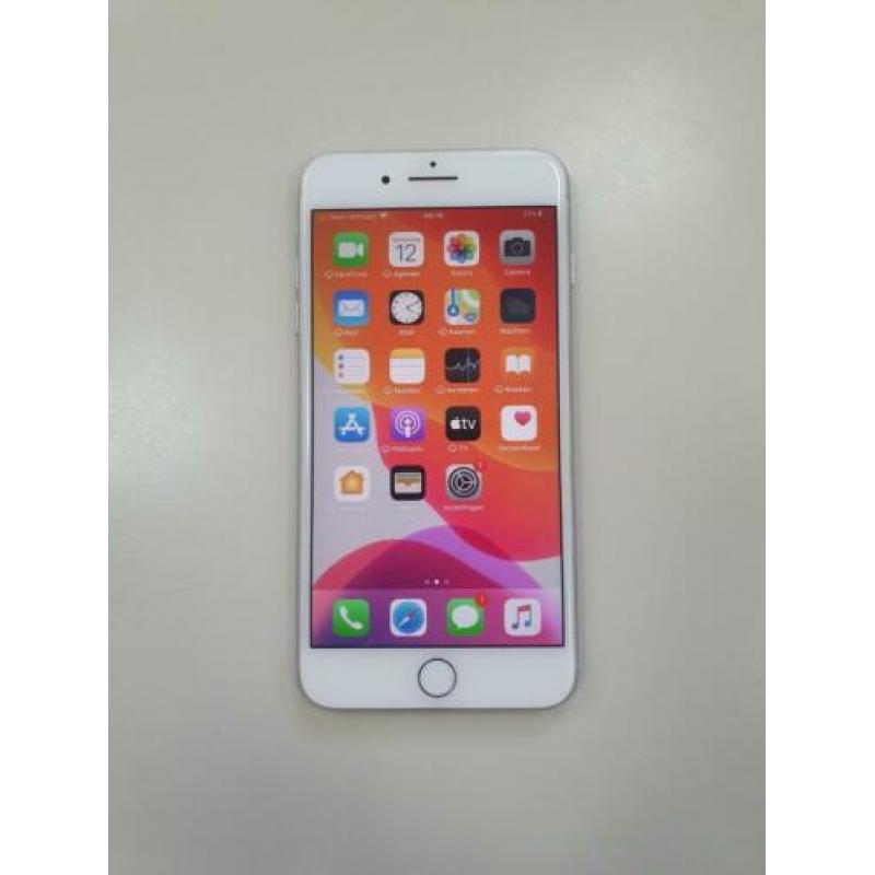 Iphone 8 plus met 64gb aan opslag. Er zit net een nieuwe scr