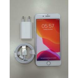 Iphone 8 plus met 64gb aan opslag. Er zit net een nieuwe scr