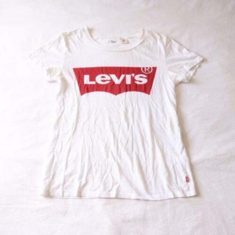 Wit Levi’s shirt