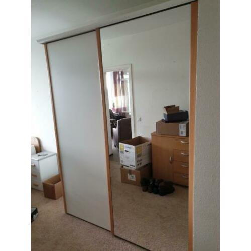 Kledingkast met spiegel