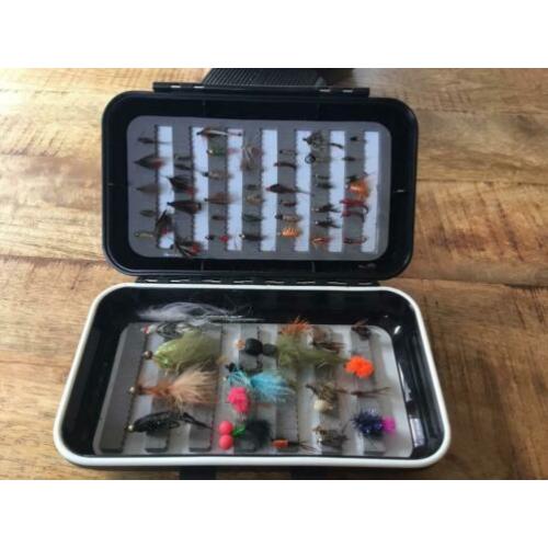 Doosje met vliegjes voor het vliegvissen