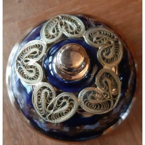 Porseleinen dekseldoos van Turkse origine in kobalt met goud