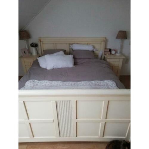 Gaaf brocante stevig 2 persoonsbed. Hout. Antiek