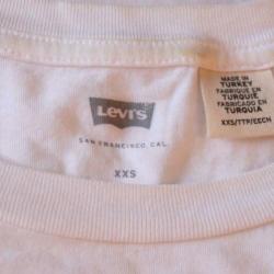 Wit Levi’s shirt