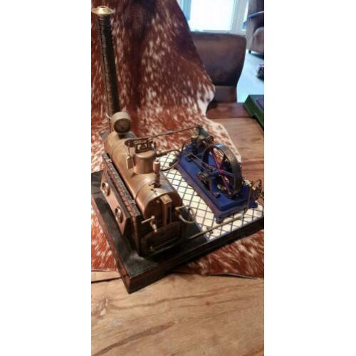 Antieke grote stoommachine doll en co