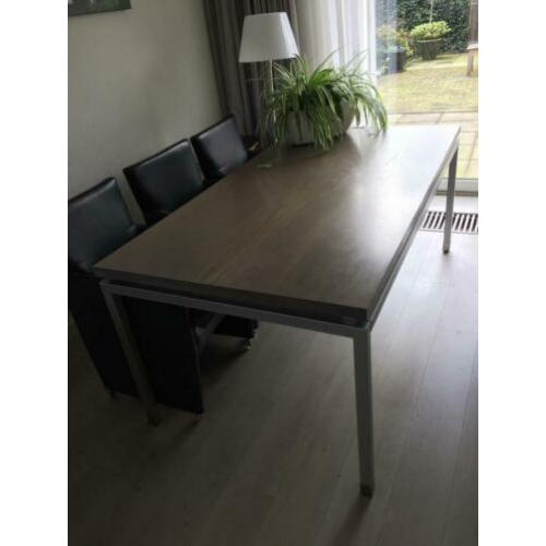 Design eettafel van Bert Plantagle met RvS onderstel