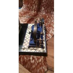 Antieke grote stoommachine doll en co