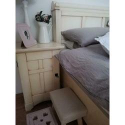 Gaaf brocante stevig 2 persoonsbed. Hout. Antiek