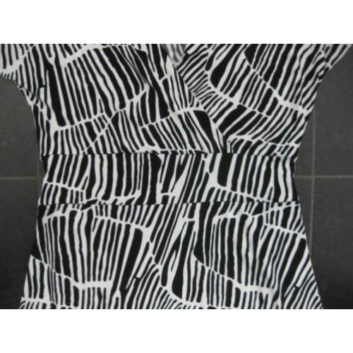 Jurk met zwart-wit print, zebra, korte mouw maat L, mt 40