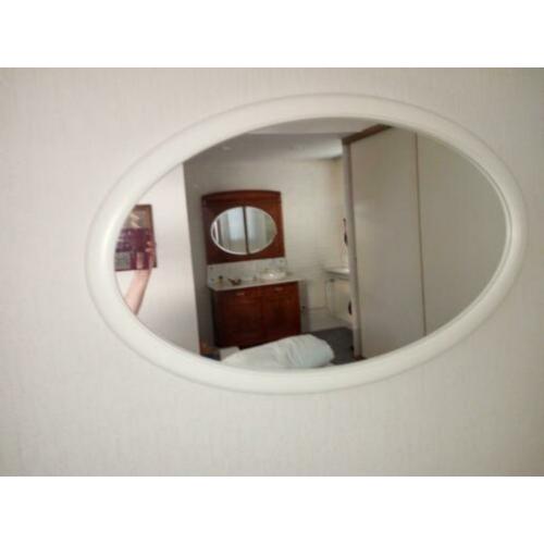 Grote ovalen witte spiegel