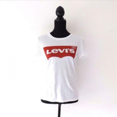 Wit Levi’s shirt