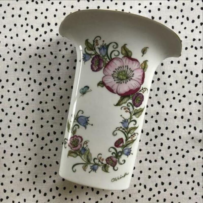Prachtige vaas met bloemen, bijzondere vorm