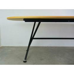 Objekten Oval tafel, bureau