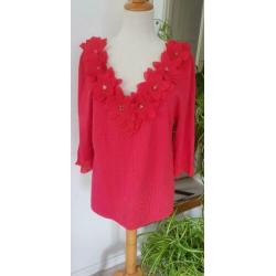 Z.g.n. dames trui, rood met steentjes.mt 44 (even meten)