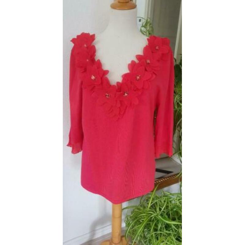 Z.g.n. dames trui, rood met steentjes.mt 44 (even meten)