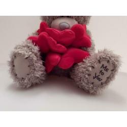 'Me to you beer zittend met heel veel rode hartjes cadeautip