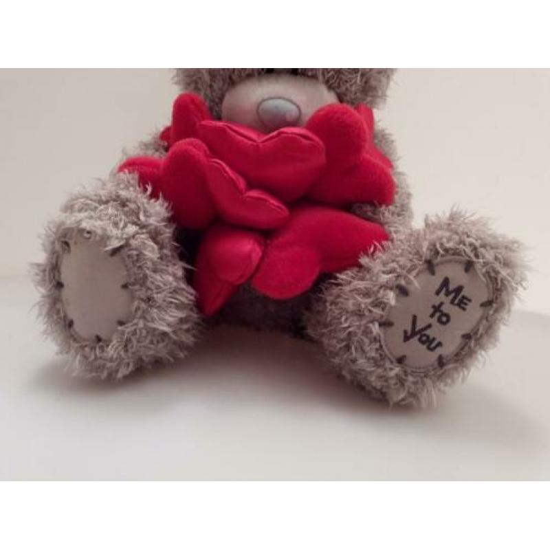 'Me to you beer zittend met heel veel rode hartjes cadeautip