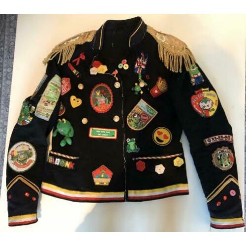 Oeteldonk dames jasje vol emblemen. Wol. Maat M.