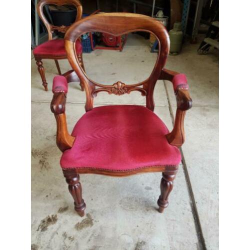 4 brocante stoeltjes met rood velours in goede staat