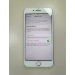 Iphone 8 plus met 64gb aan opslag. Er zit net een nieuwe scr