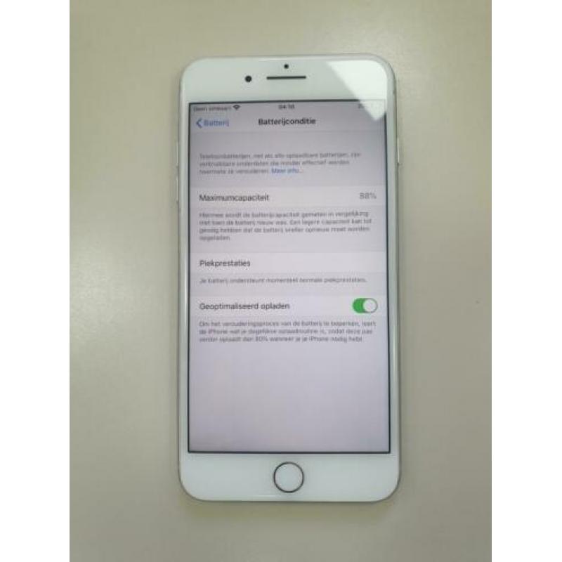 Iphone 8 plus met 64gb aan opslag. Er zit net een nieuwe scr