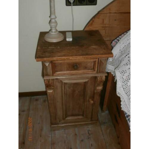 Nachtkastjes oud/antiek 2 stuks zien er nog goed uit.