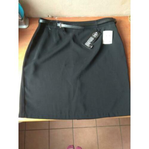 Nieuwe zwarte rok van Canda met riempje. Maat 44 L