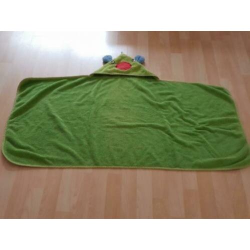 Kleden om uw kind warm te houden. Strand/zwembad.