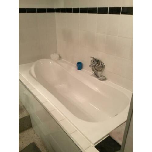 Badkuip, douchebak, douchedeur, spiegel en kranen