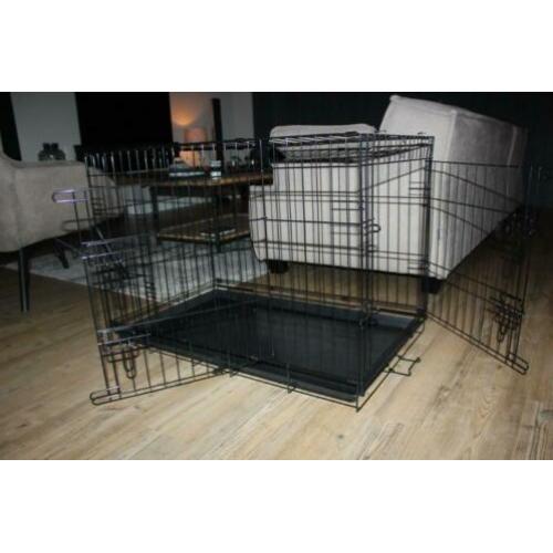 Te koop: hondenbench inclusief kussen en voederbakjes