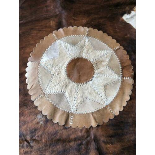 Rond kleed van koeienhuid