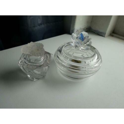 Twee kristallen Dekseldoosjes .