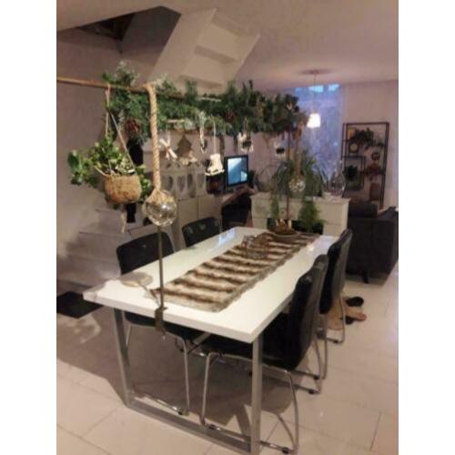 Wit hoogglans eettafel met 4 stoelen (Excl. accessoires)