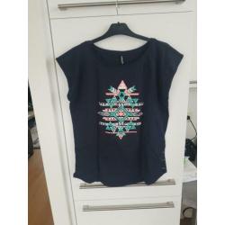 Donkerblauw t-shirt met print maat L NIEUW