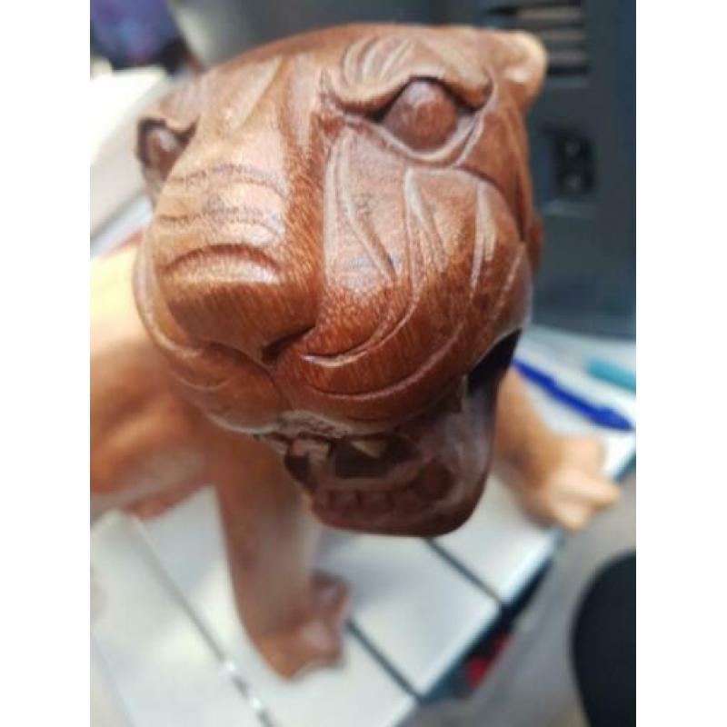 Houten beeld tijger