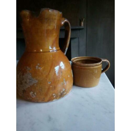 Antieke Franse kan en een klein antiek Fries potje.