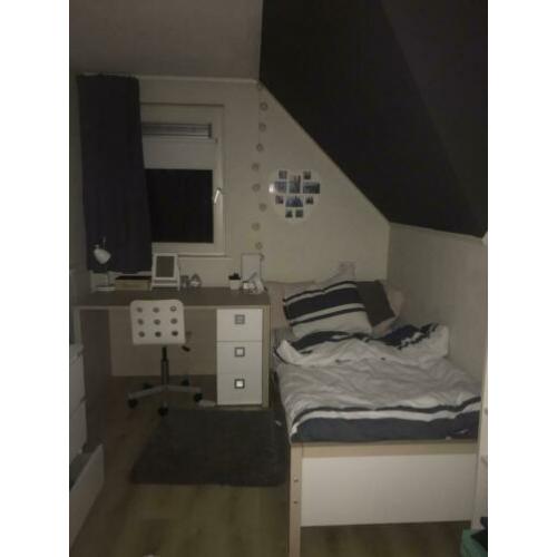 Super meiden kamer: bed, kast, bureau en nachtkastje!