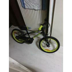Amigo 18 inch race fiets. Zwart met neon groen/geel