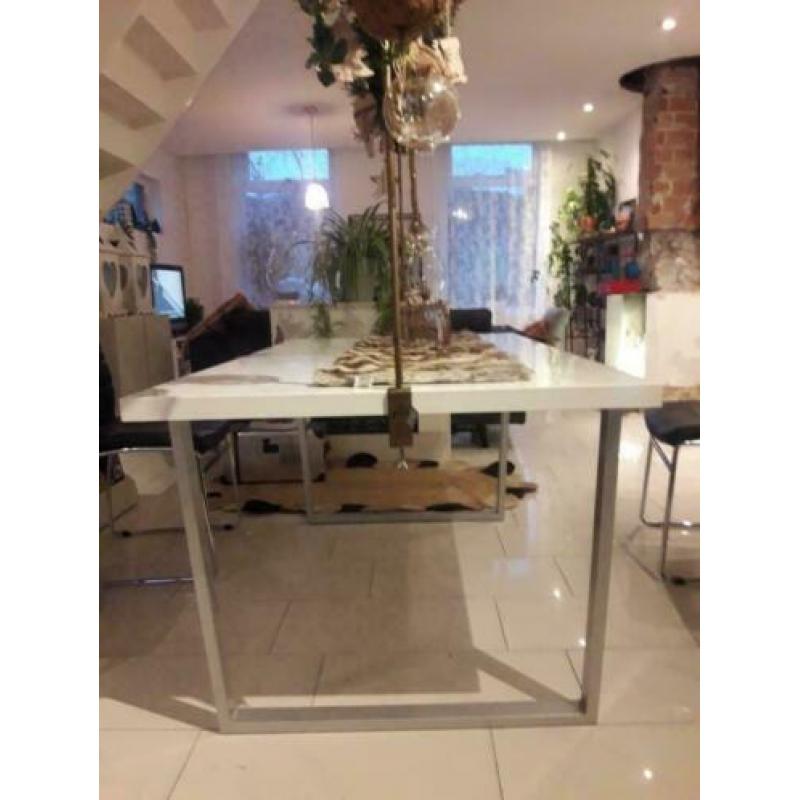 Wit hoogglans eettafel met 4 stoelen (Excl. accessoires)