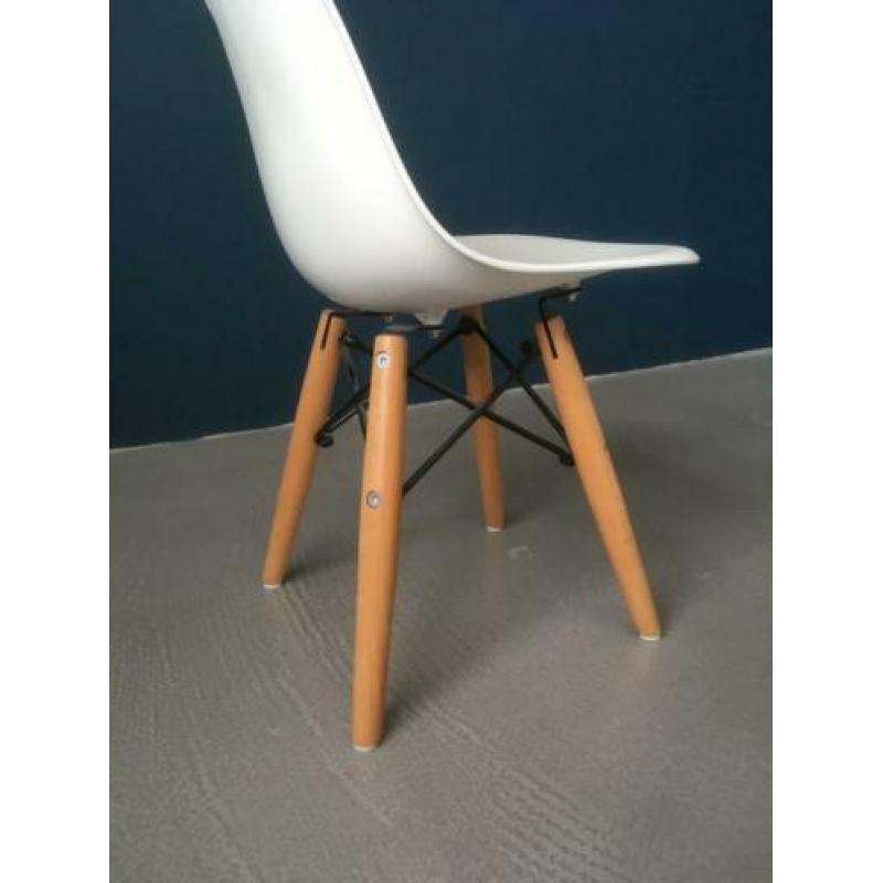 Kinderstoel wit met houten pootjes en zwart frame
