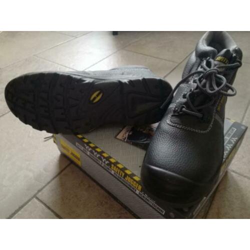Nog nieuwe werkschoenen.