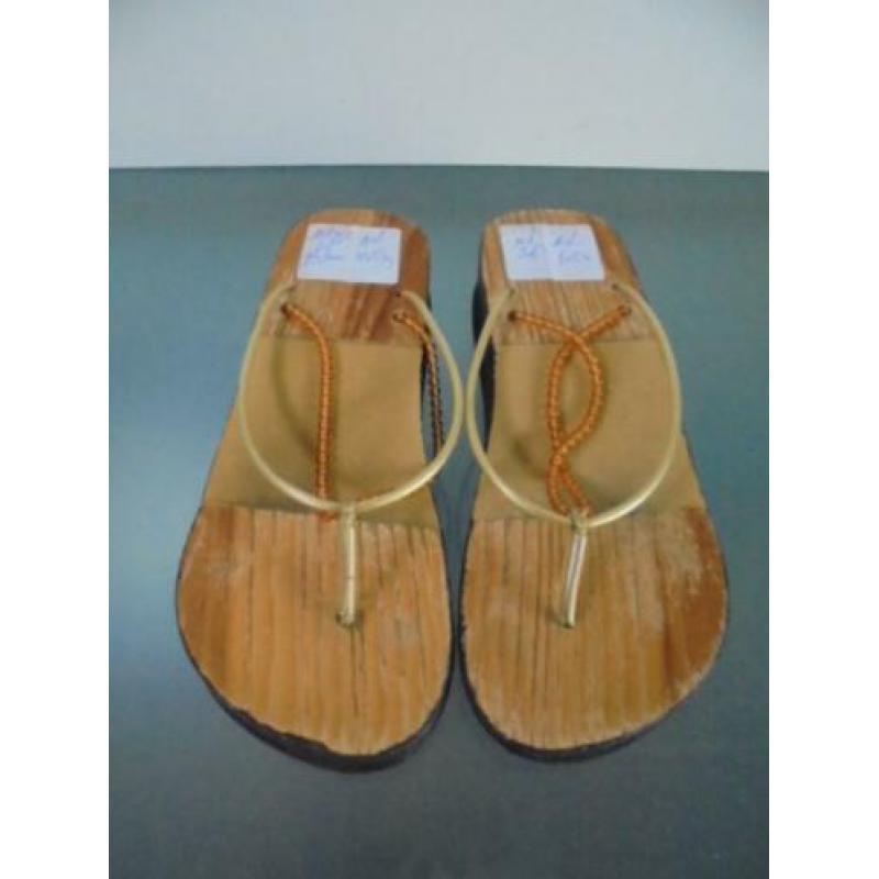 GRATIS VERZENDEN | PLATEAU bruine teenslippers 38