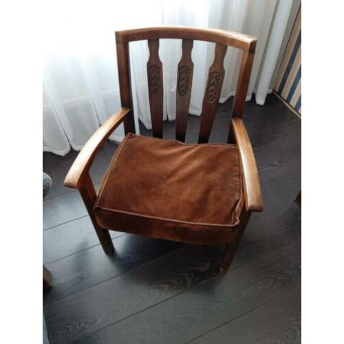 Antiek stoeltje met de origenele kussen