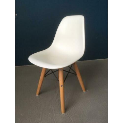 Kinderstoel wit met houten pootjes en zwart frame