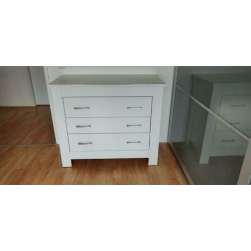 Stevige brede commode