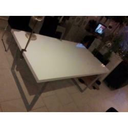 Wit hoogglans eettafel met 4 stoelen (Excl. accessoires)
