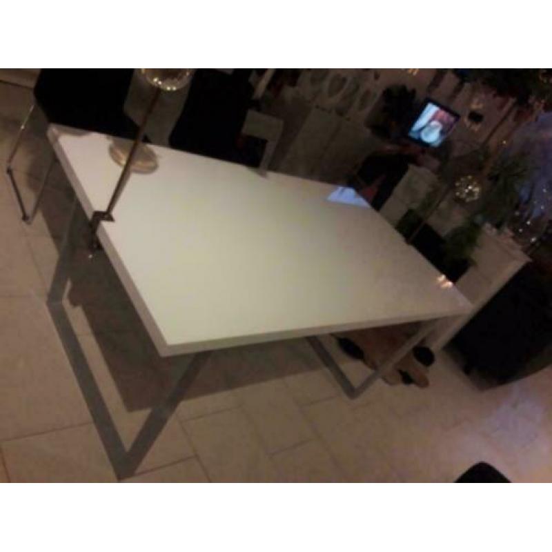 Wit hoogglans eettafel met 4 stoelen (Excl. accessoires)
