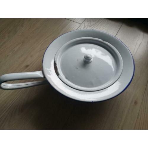 Emaille witte po/ondersteek met deksel