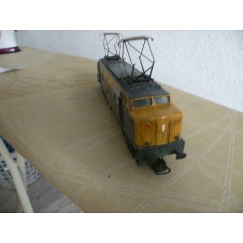 Hobby modeltreinen met werkende motor en goederenwagons